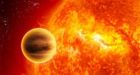 Hot planet's atmosphere spilling out